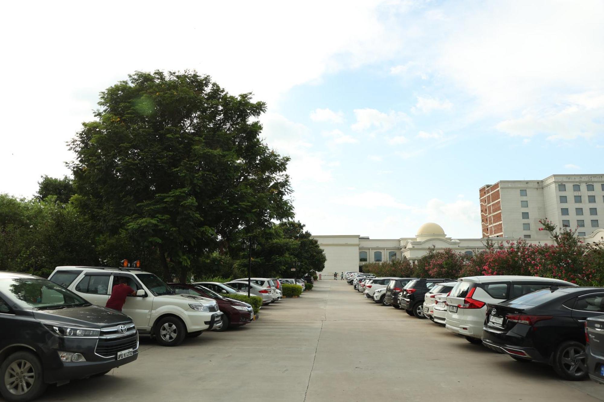 Ramada By Wyndham Lucknow Hotel And Convention Center Exterior photo