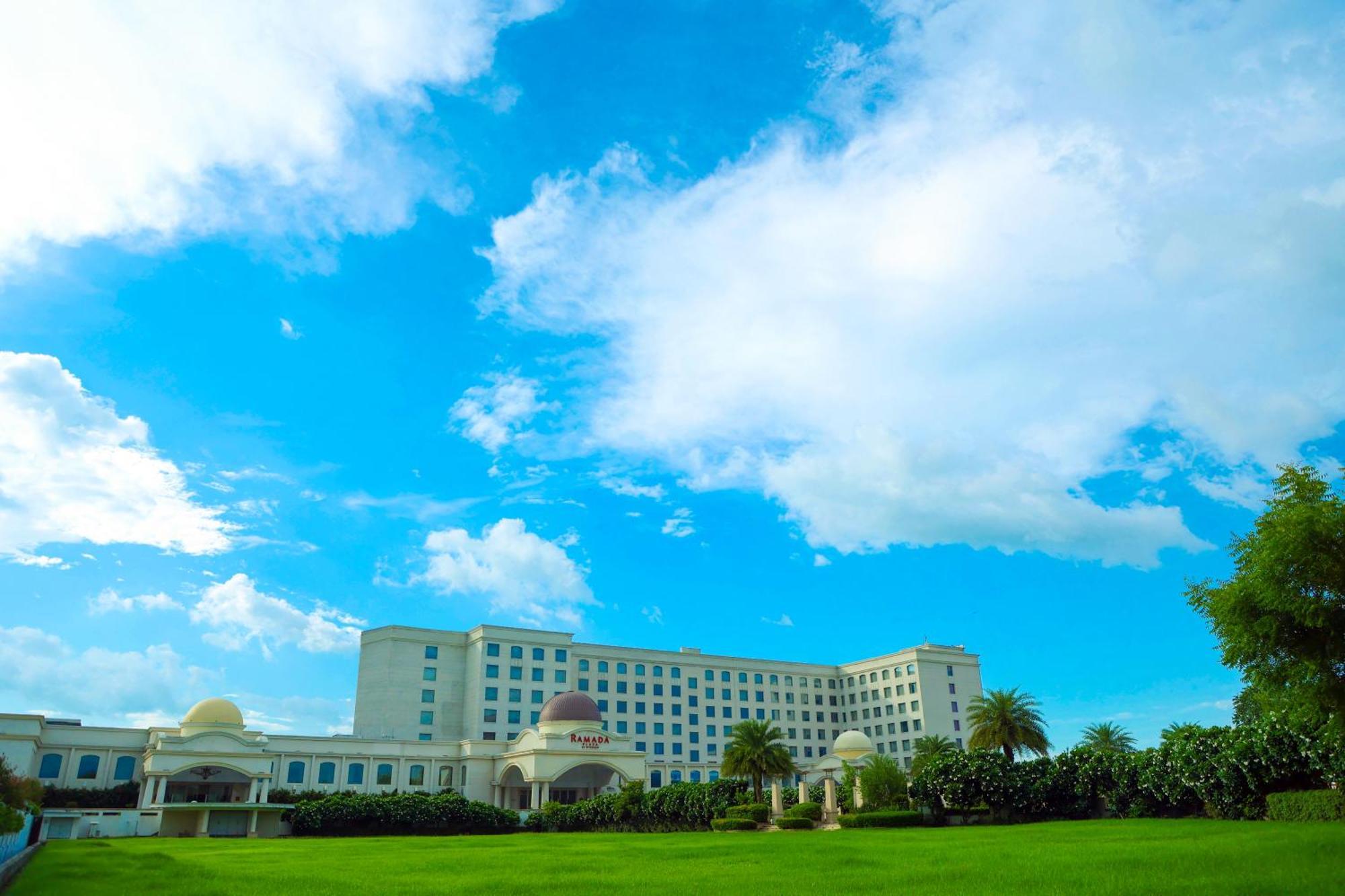 Ramada By Wyndham Lucknow Hotel And Convention Center Exterior photo