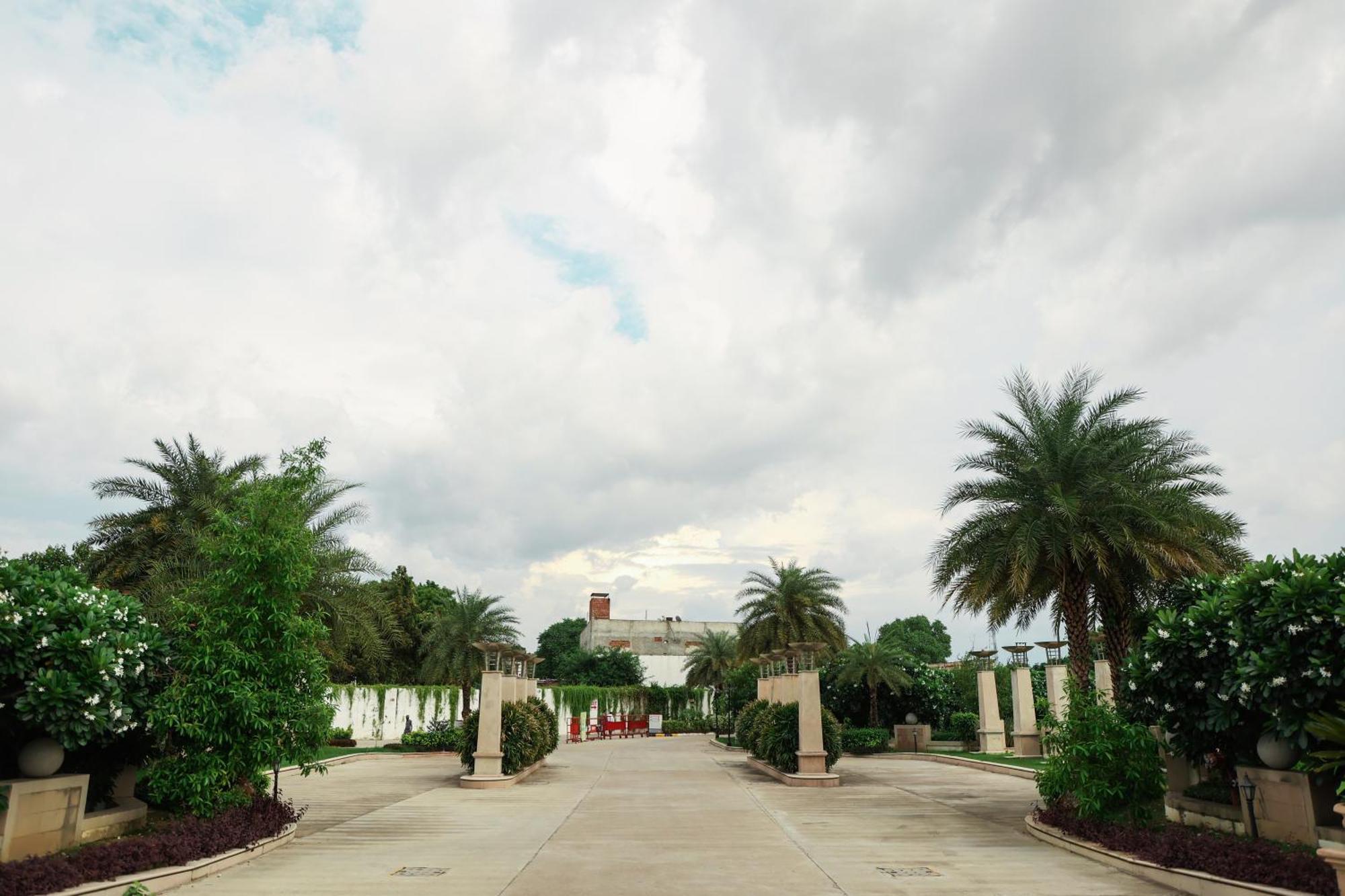 Ramada By Wyndham Lucknow Hotel And Convention Center Exterior photo