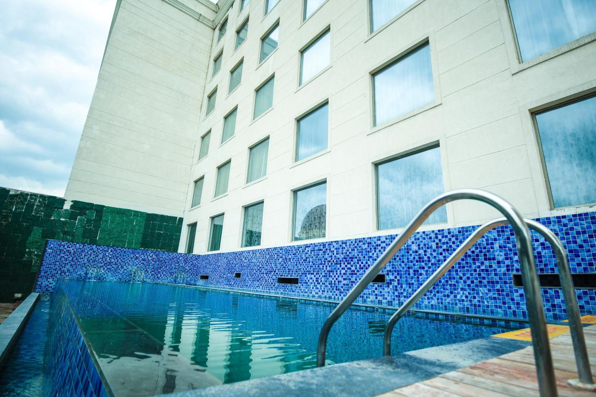 Ramada By Wyndham Lucknow Hotel And Convention Center Exterior photo