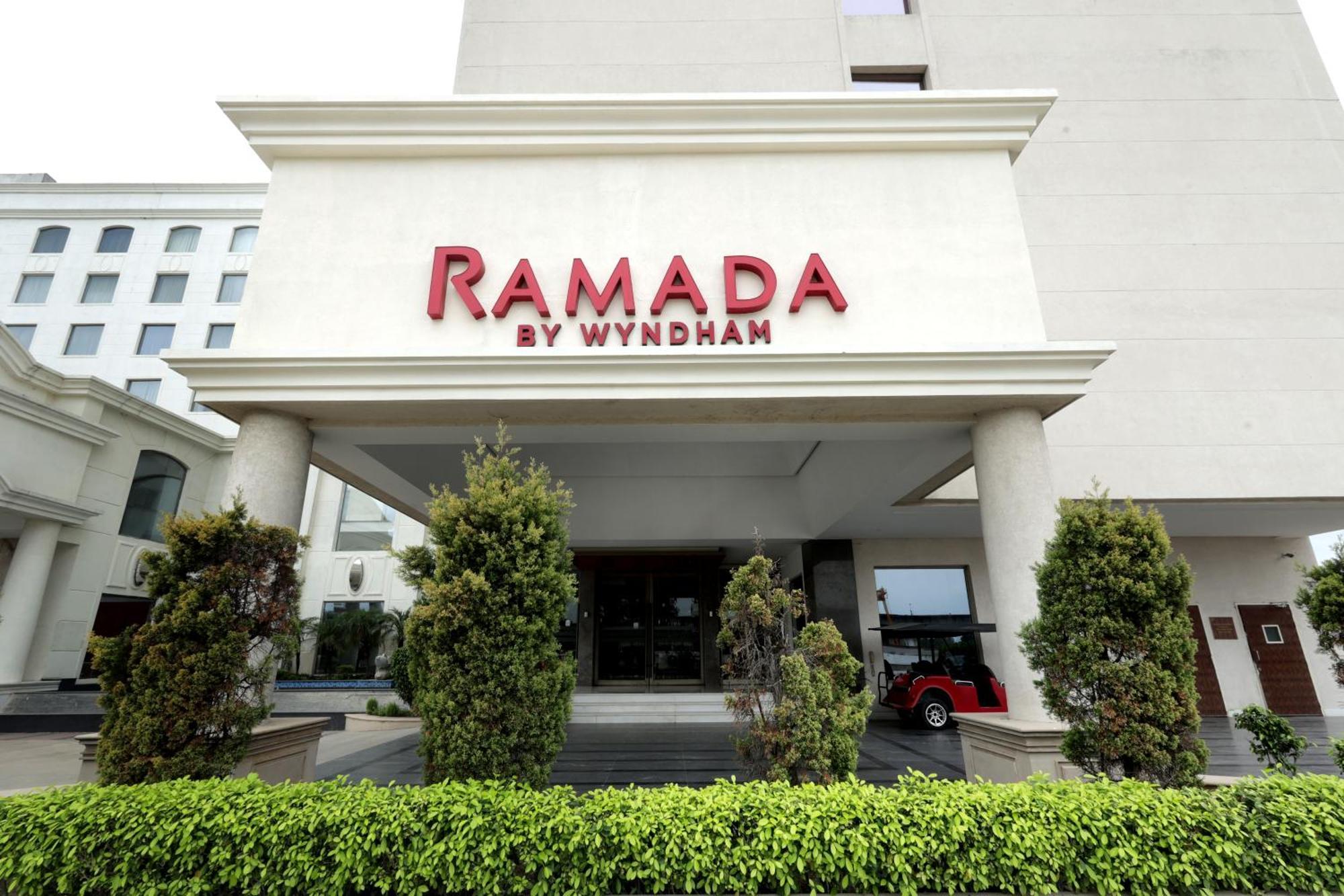 Ramada By Wyndham Lucknow Hotel And Convention Center Exterior photo