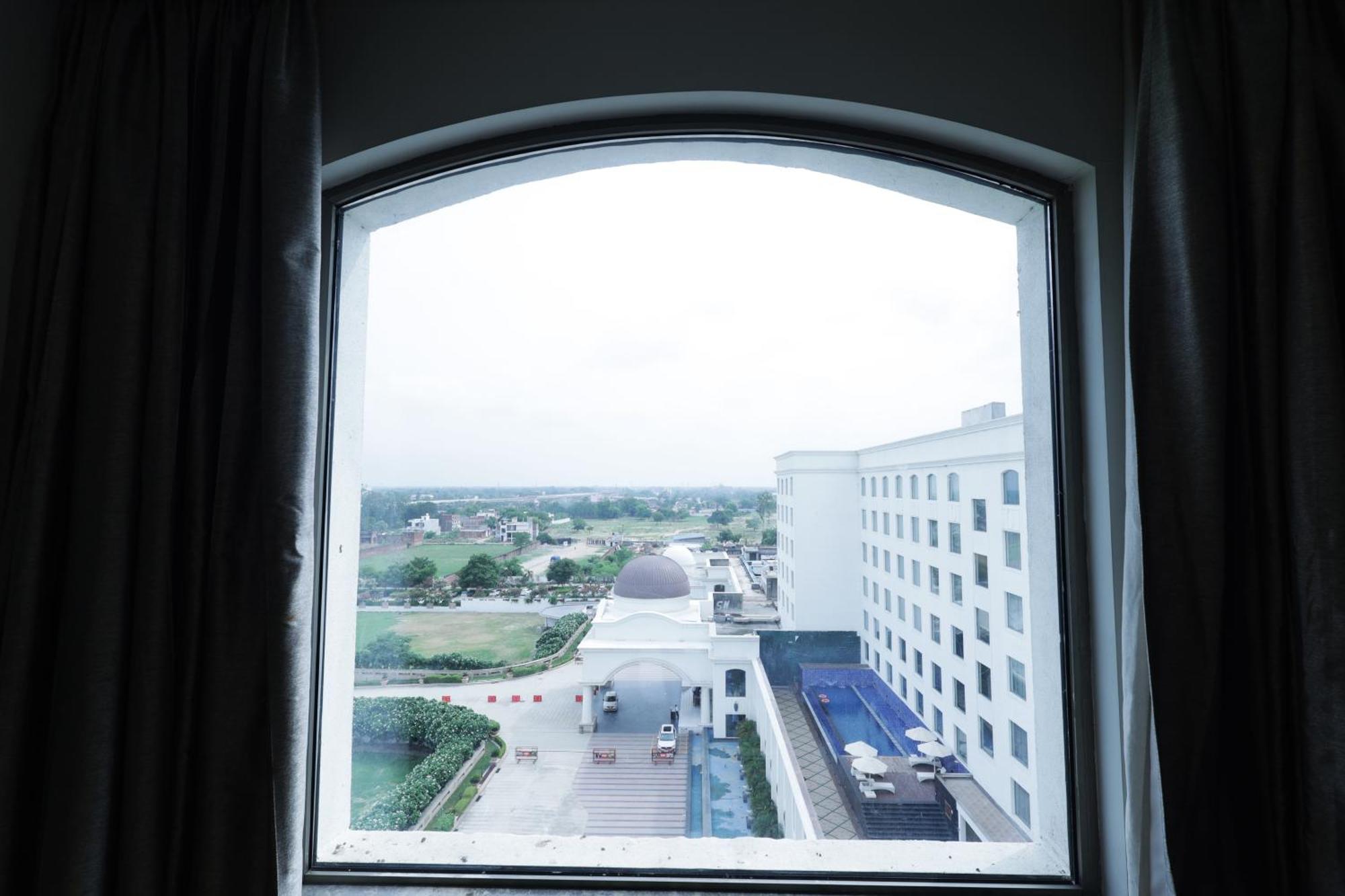 Ramada By Wyndham Lucknow Hotel And Convention Center Exterior photo