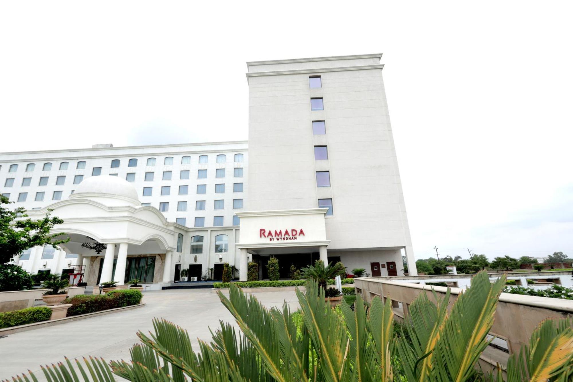 Ramada By Wyndham Lucknow Hotel And Convention Center Exterior photo