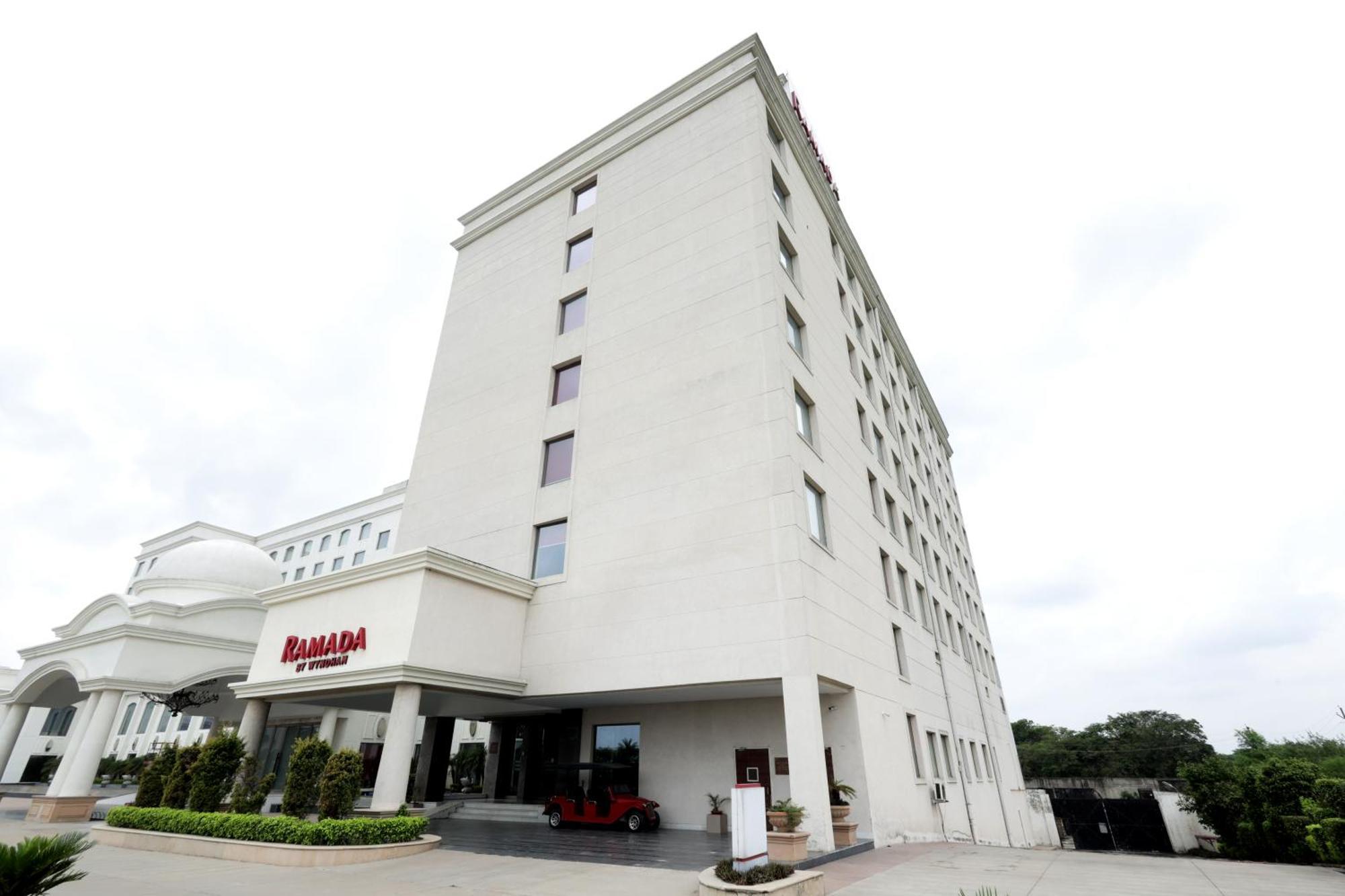 Ramada By Wyndham Lucknow Hotel And Convention Center Exterior photo