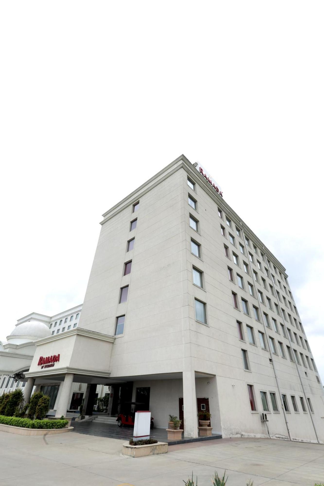 Ramada By Wyndham Lucknow Hotel And Convention Center Exterior photo